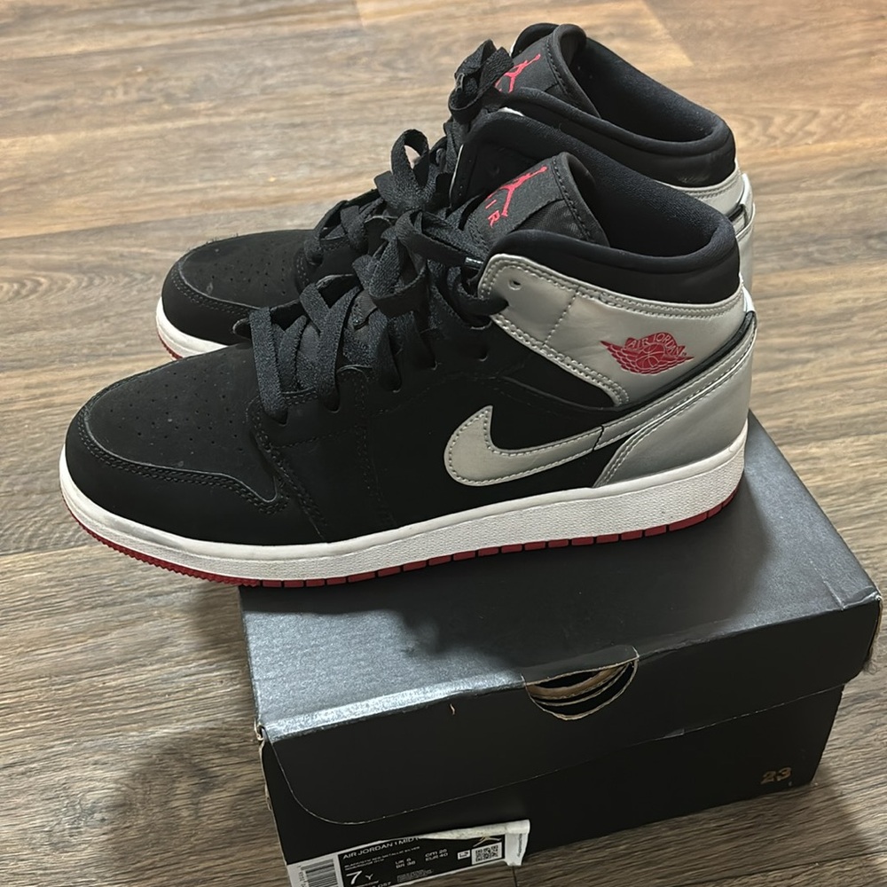 SOLD!! SIZE 7 Youth AIR JORDAN MID (GS)